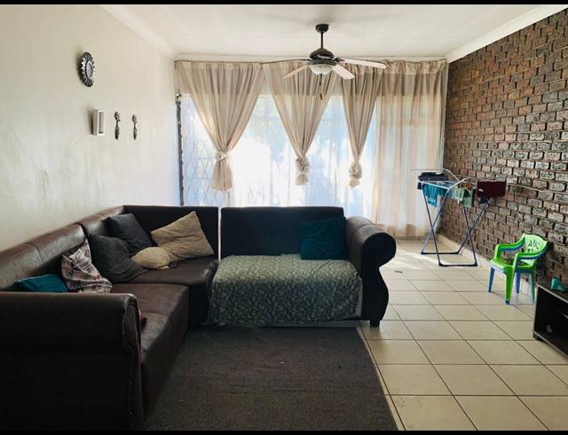 3 BEDROOM FLAT FOR SALE IN VEREENIGING CENTRAL